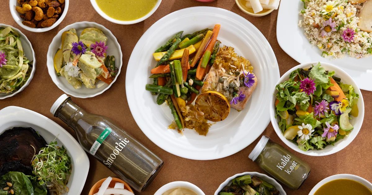Mesa con platillos saludables, caldos y bebidas k.eat